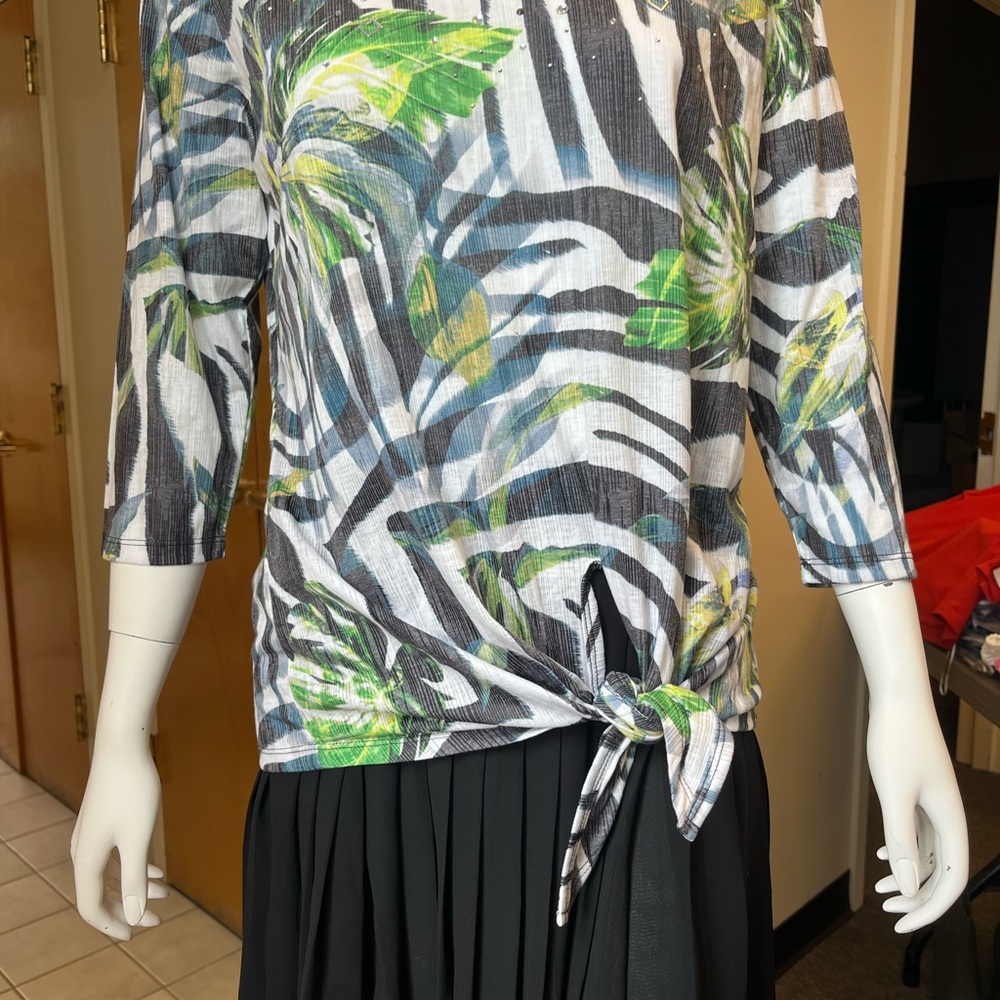 Onque Casuals Women's Tropical Print Top - Green and Black - Picture 4 of 7